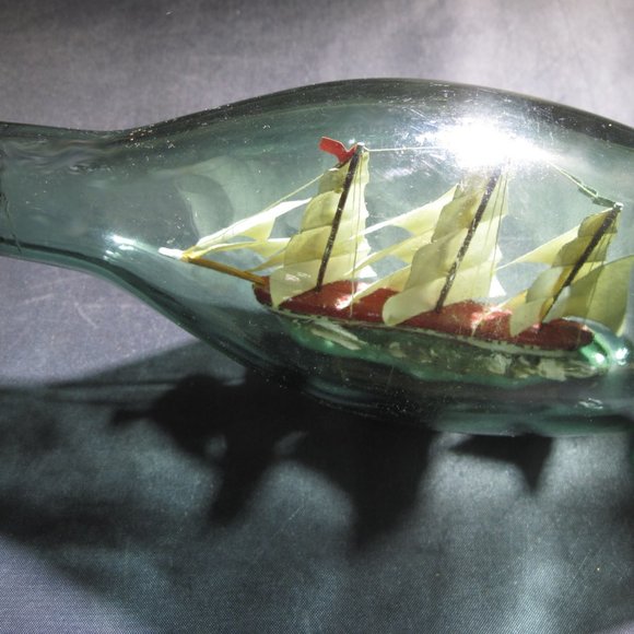 Vintage PERRIER Ship in a Bottle from Perrier's England Export Campaign RED CAP - Picture 3 of 4